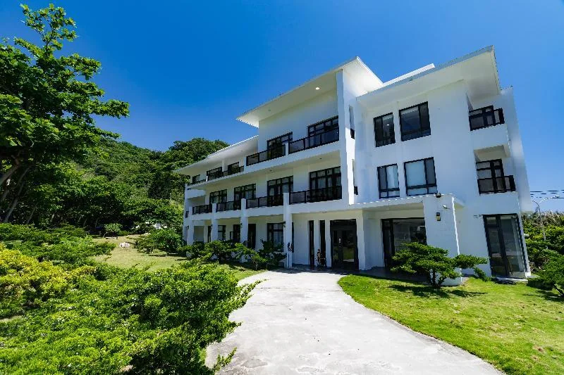 海洋仙境入口前的步道、草地、樹木與建築立面