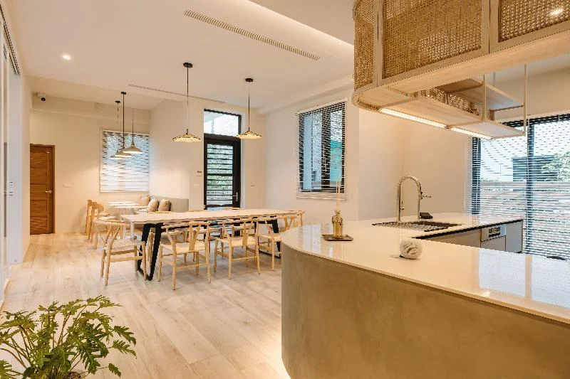 光粼Blinghouse一樓長餐桌、座椅與採光窗