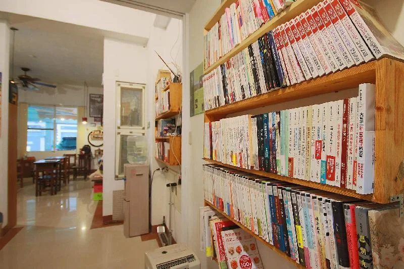 十街走道旁排列小說與漫畫的藏書牆