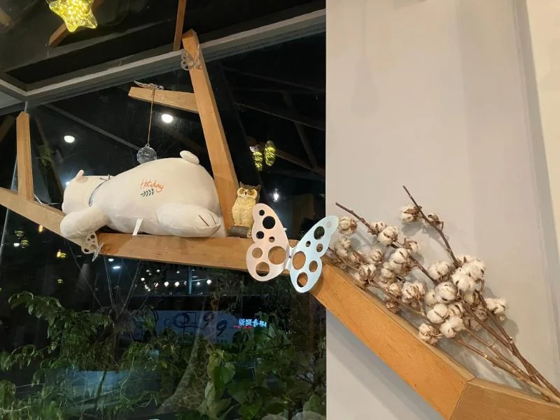晟品窗邊木製懸掛擺飾、玩偶與牆面乾燥花