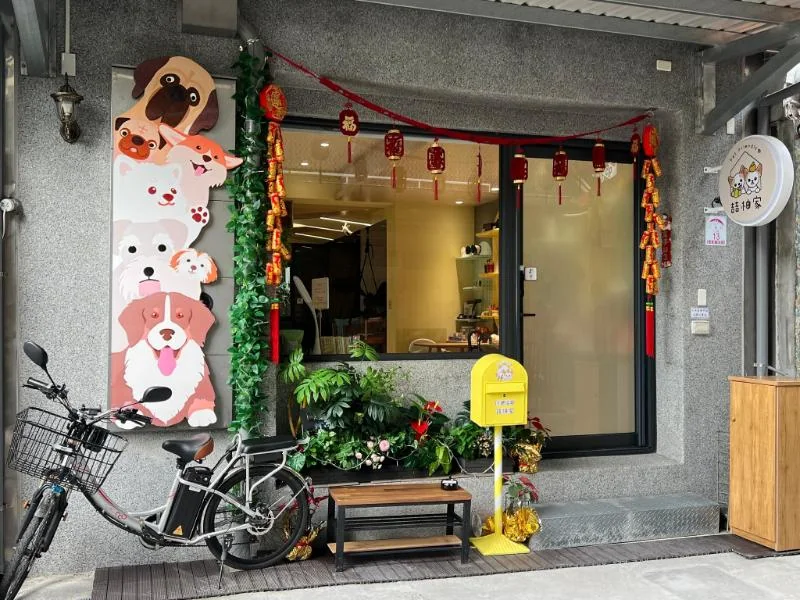 喆柚家入口的犬貓圖案招牌、黃色信箱及植栽