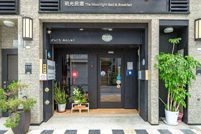 玥光吉昌二街入口的深色招牌、玻璃門及盆栽