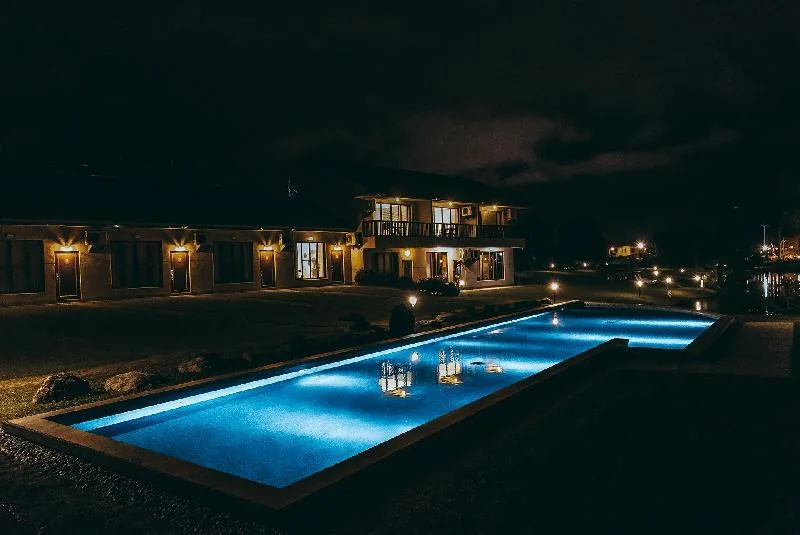 夏洛克泳池與建築的夜景燈光，使用時間依公告