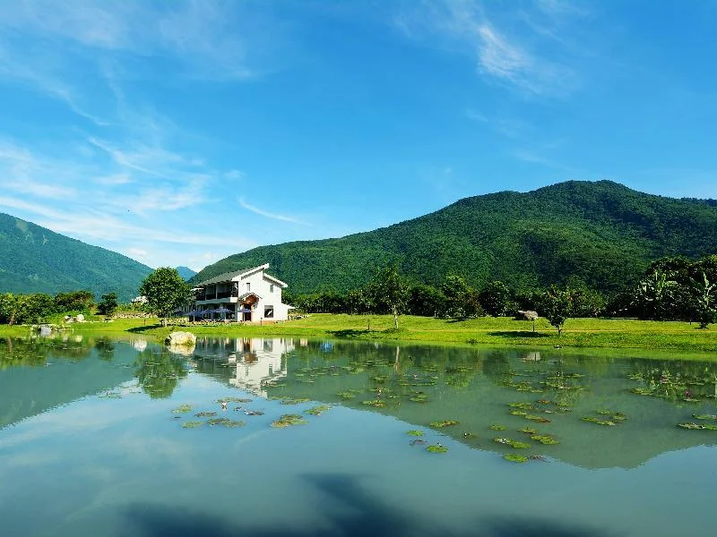 夏洛克白天湖景、白色建築與後方山林倒影
