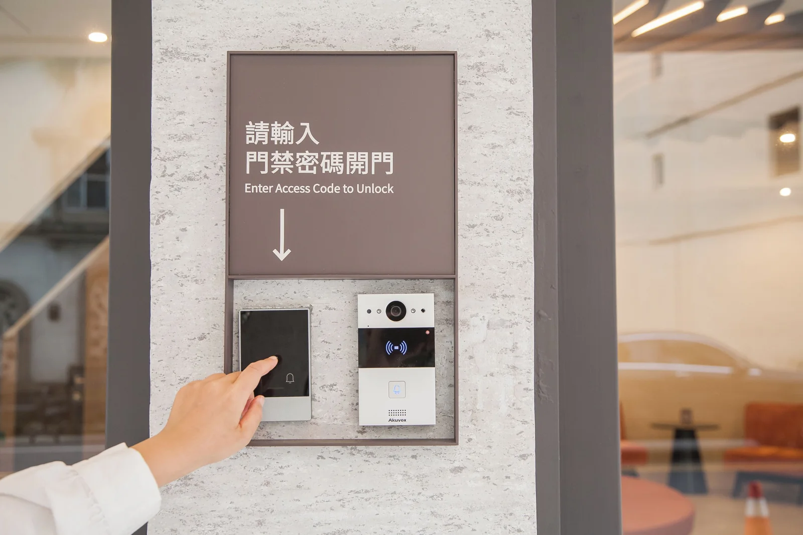 礁溪活泉入口的門禁密碼輸入介面與操作提示