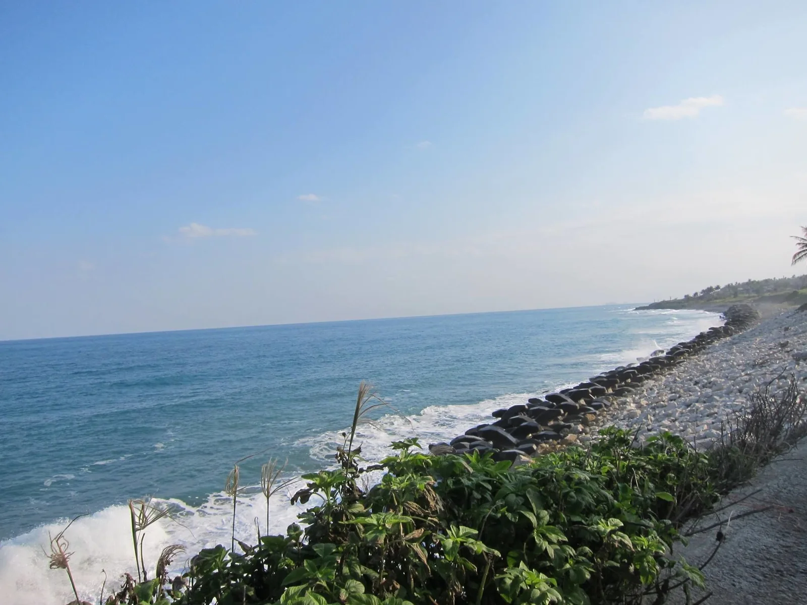 台東跑者之家附近的藍色海岸與消波塊堤岸