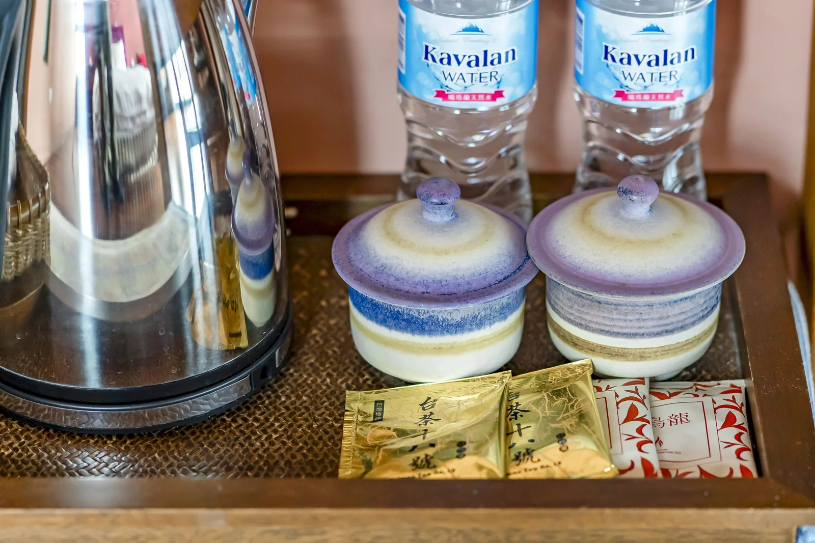 仲夏綠茵照片中的熱水壺、瓶裝水與帶蓋茶杯