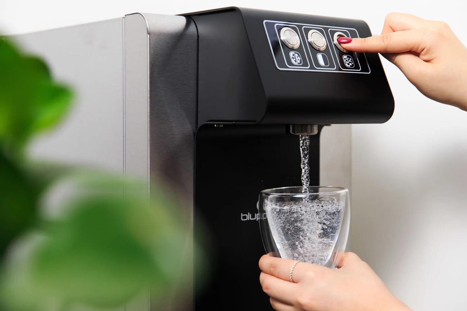 品文旅Blupura氣泡水機向玻璃杯出水