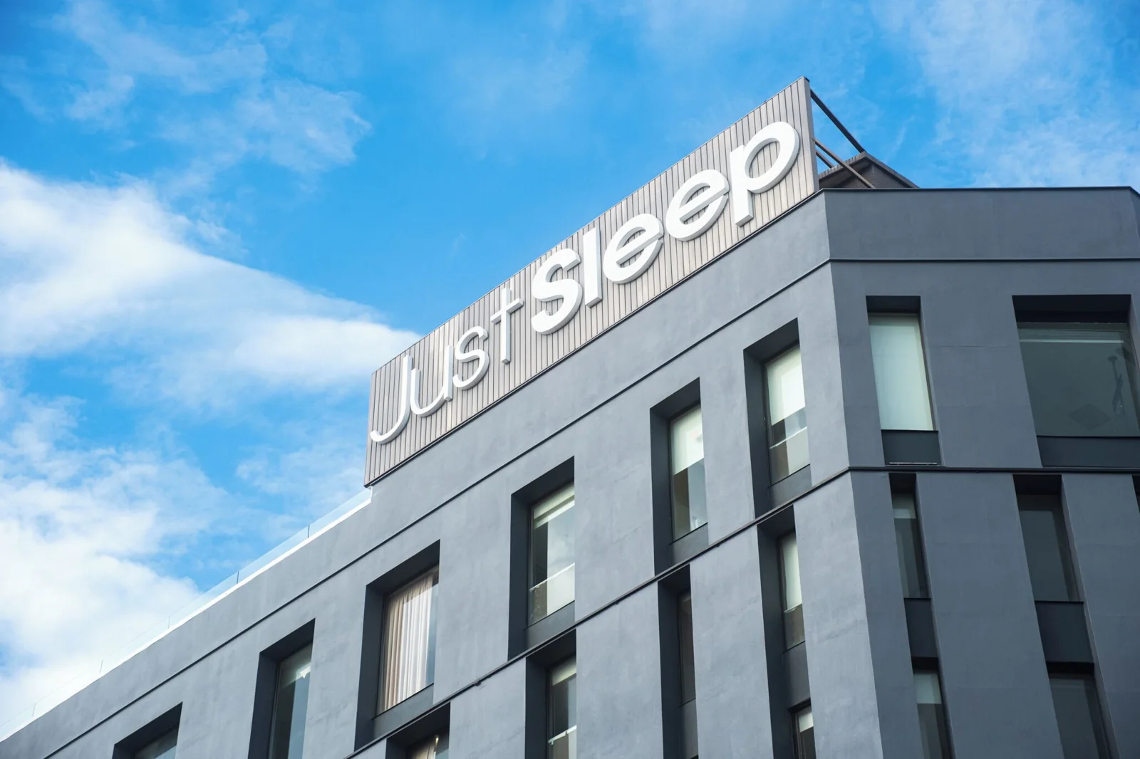 捷絲旅花蓮中正館灰色外牆與白色Just Sleep招牌