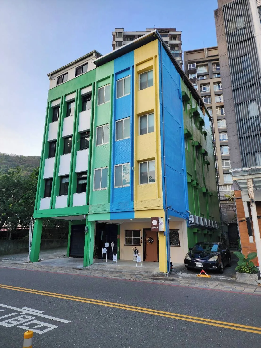 小窩礁溪店綠藍黃色外牆與德陽路入口
