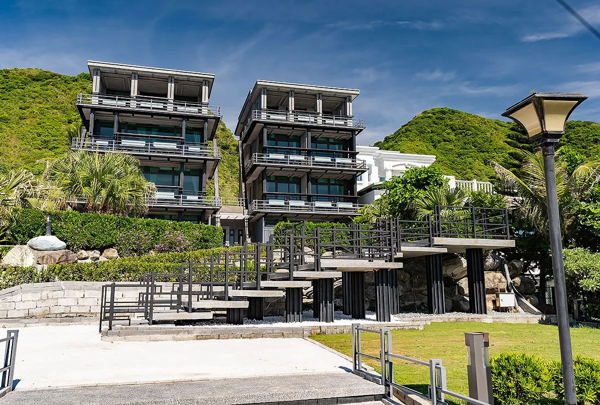海景軒兩棟帶陽台的多層建築、階梯與庭園